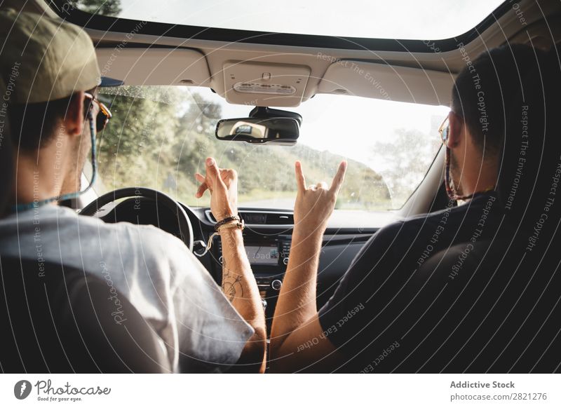 Männer, die in einem Auto gestikulieren. fahren PKW Mann Freundschaft Begrüßung Ausflug Glück Sommer Straße Ferien & Urlaub & Reisen Lifestyle Mensch Paar