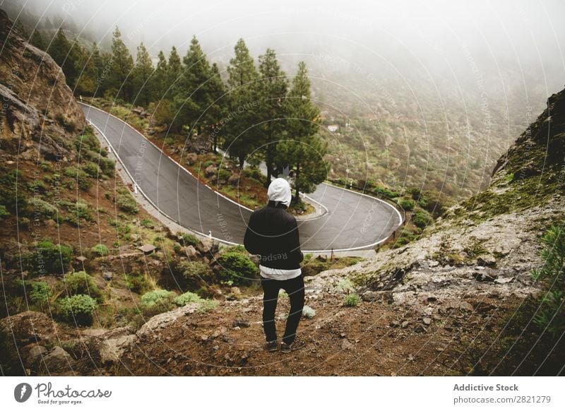 Mann schaut auf Bergstraße Straße Berge u. Gebirge Hügel stehen Abenteuer Natur Ferien & Urlaub & Reisen Aktion extrem Landschaft Erfolg Freiheit Top Aussicht