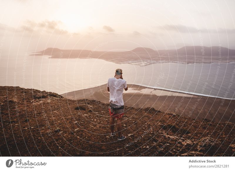 Mann beim Fotografieren der Insel Schießen Klippe Meer Aussicht Landschaft Wasser Küste Ferien & Urlaub & Reisen Natur Meereslandschaft Sommer Himmel Felsen