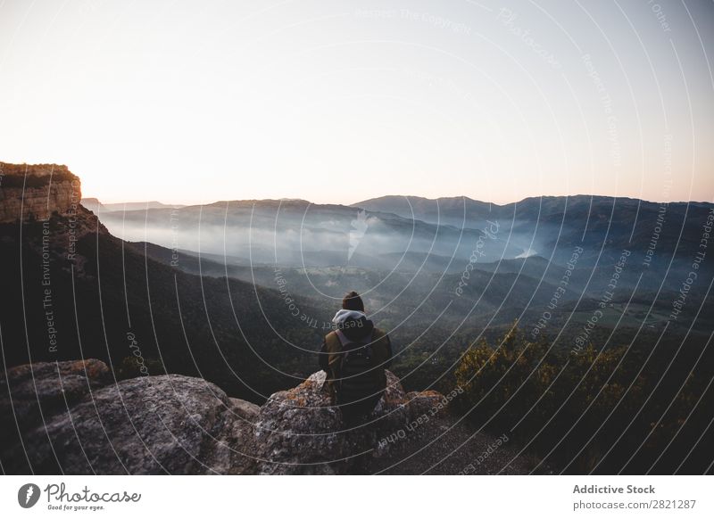 Mann bewundert den Blick auf die Klippe Landschaft sitzen Börde Abenteuer Außenaufnahme Felsen wandern extrem Berge u. Gebirge Natur Gipfel Tourist Höhe Aktion