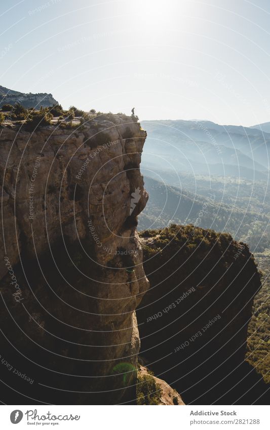 Mann steht auf einer Klippe. Landschaft stehen Börde Abenteuer Außenaufnahme Felsen wandern extrem Berge u. Gebirge Natur Gipfel Tourist Höhe Aktion