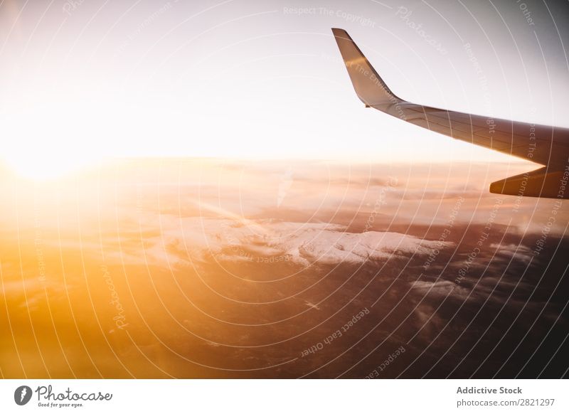 Flugzeugflügel auf der Landschaft Wolken Berge u. Gebirge Panorama (Bildformat) malerisch Natur harmonisch Freiheit Inspiration Fliege Atmosphäre Tragfläche