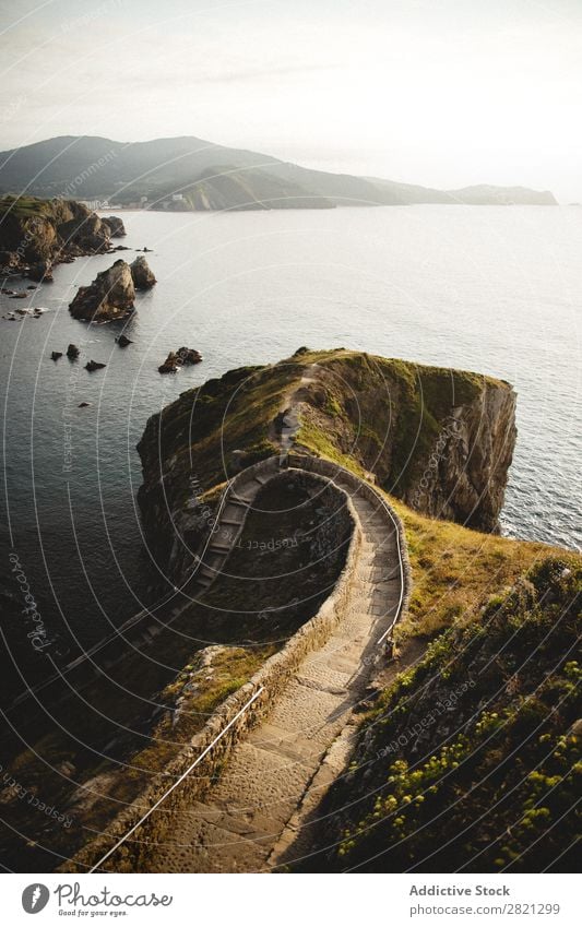 Klippe im Meer mit Steg Landschaft Gang Felsen reisend Natur dramatisch ruhig grün Küste Panorama (Bildformat) Attraktion Umwelt Meereslandschaft Küstenstreifen