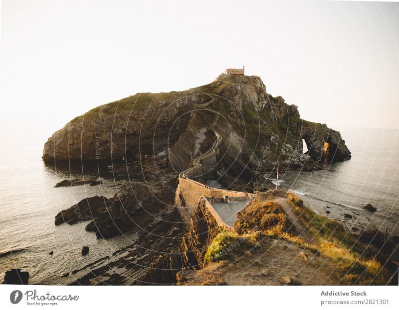 Klippe im Meer mit Steg Landschaft Gang Felsen reisend Natur dramatisch ruhig grün Küste Panorama (Bildformat) Attraktion Umwelt Meereslandschaft Küstenstreifen