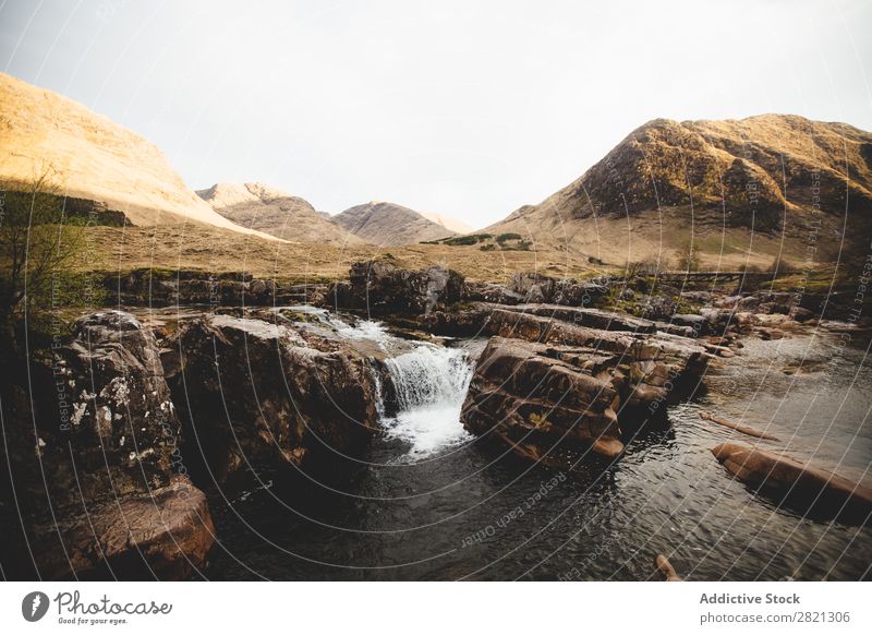 Fluss, der in den Bergen fließt Berge u. Gebirge klein Wasser Natur strömen Landschaft schön Felsen Park Beautyfotografie fließen Ferien & Urlaub & Reisen