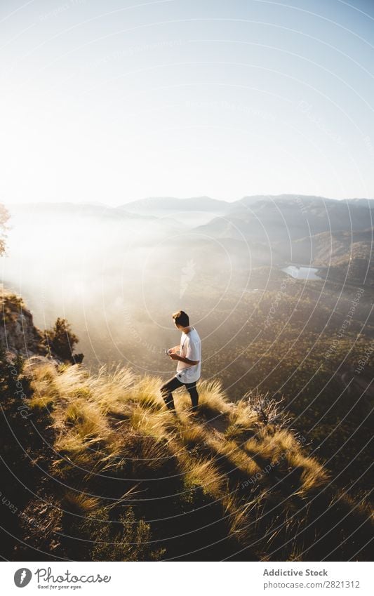 Mann, der auf dem Hang des Hügels geht. Berge u. Gebirge Landschaft Aussicht PDA Netzwerk Wetter laufen Erholung Technik & Technologie Tourismus Reisender