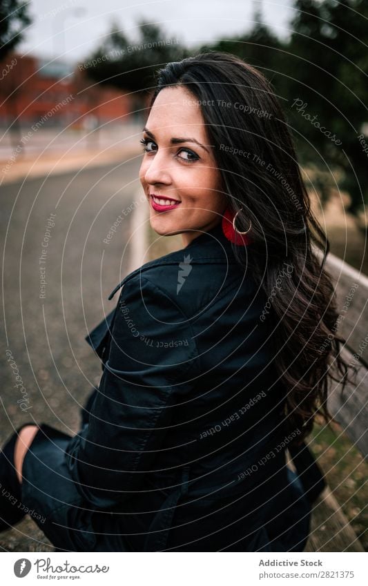 Lächelnde brünette Frau auf Parkbank hübsch Jugendliche heiter Bank Blick in die Kamera Glück Stil schön attraktiv Mensch Beautyfotografie Erwachsene niedlich