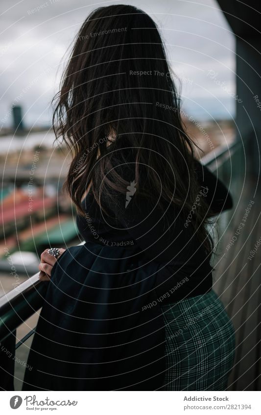 Fröhliche Frau am Handlauf stehend hübsch Jugendliche schön heiter Balkon Gebäude modern Zeitgenosse brünett attraktiv Mensch Beautyfotografie Erwachsene Stil