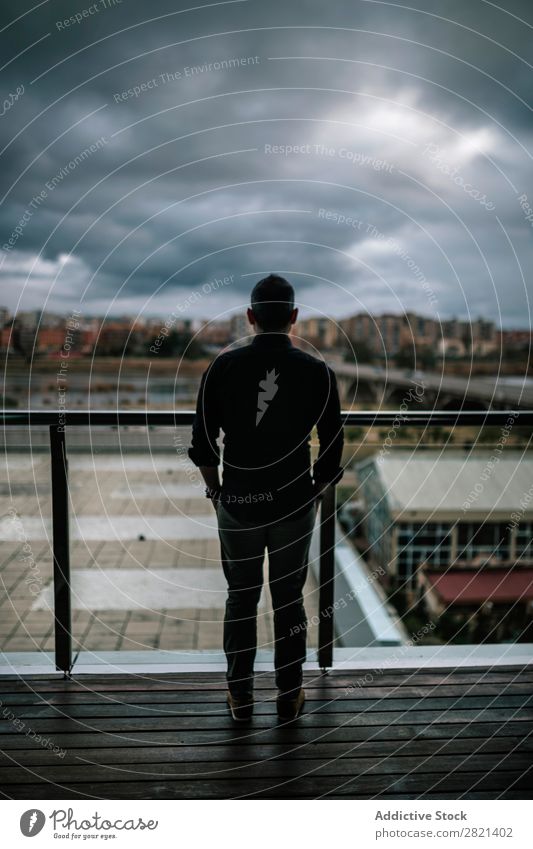 Mann steht am Handlauf Jugendliche heiter stehen Balkon Gebäude modern Zeitgenosse Frau brünett attraktiv Mensch Beautyfotografie Erwachsene Stil niedlich