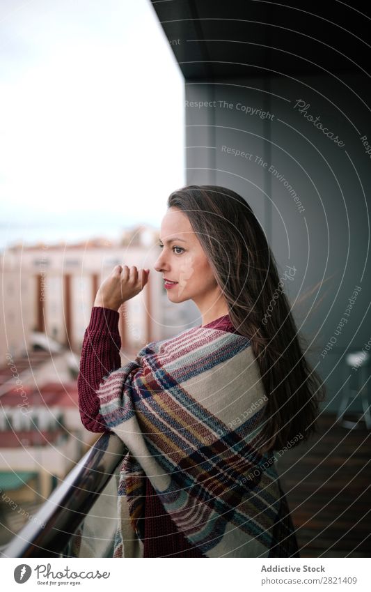 Fröhliche Frau am Handlauf stehend hübsch Jugendliche schön heiter Lächeln Balkon Gebäude modern Zeitgenosse brünett attraktiv Mensch Beautyfotografie