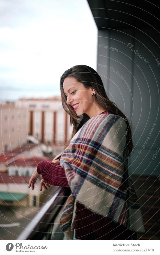 Fröhliche Frau am Handlauf stehend hübsch Jugendliche schön heiter Lächeln Balkon Gebäude modern Zeitgenosse brünett attraktiv Mensch Beautyfotografie