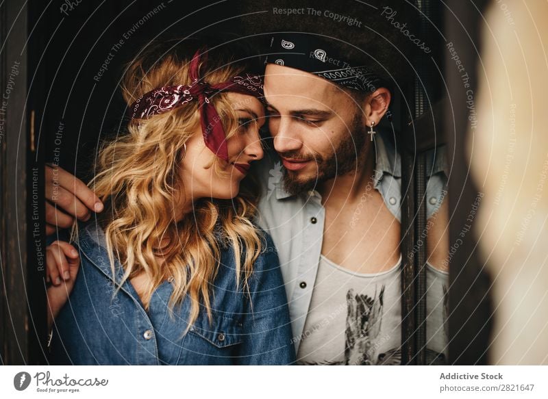 Romantisches Paar in Bändern auf dem Kopf, das von Angesicht zu Angesicht aussieht. Porträt Blick Liebe Band Stil gewelltes Haar berühren Umarmen Fenster