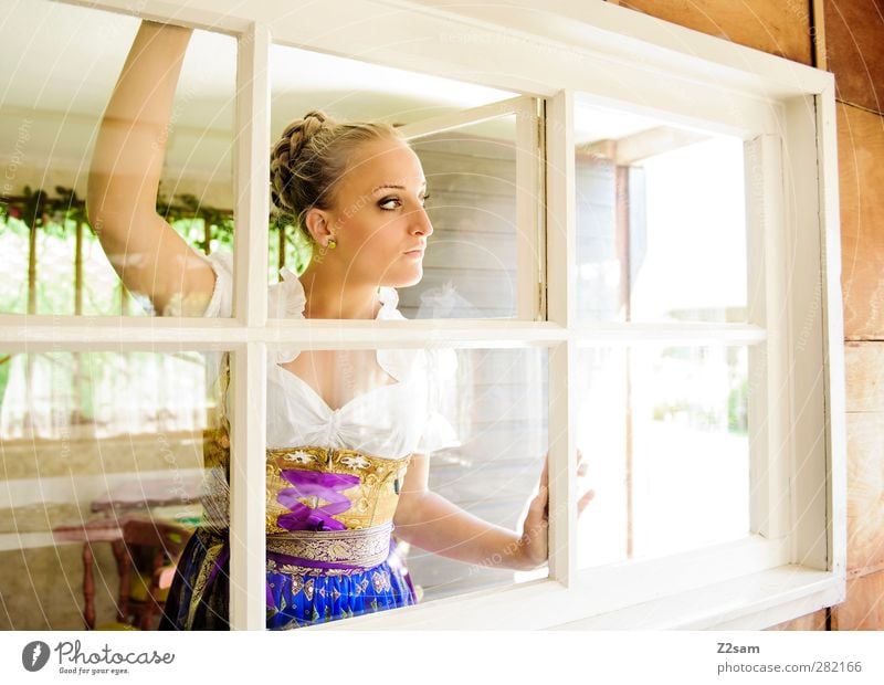 HEIMAT II Lifestyle Stil Oktoberfest Jahrmarkt Mensch Junge Frau Jugendliche 1 18-30 Jahre Erwachsene Sommer Schönes Wetter Haus Fenster Mode Kleid