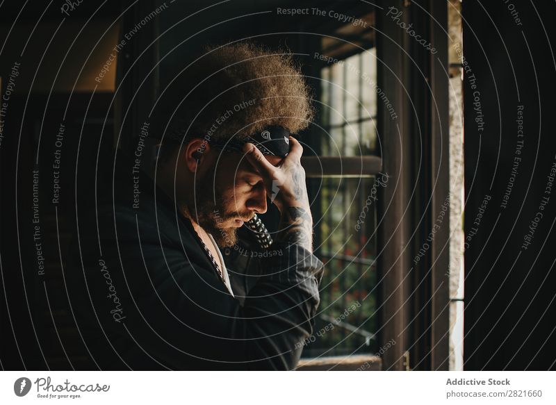 Trauriger Mann mit Afro-Frisur, der die Hand an der Stirn hält. Profil Traurigkeit Stil Haare & Frisuren Afro-Look Vollbart Augen geschlossen Trauer Halt Kopf