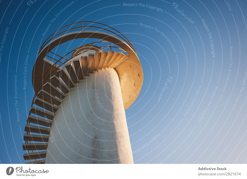 Weißer Leuchtturm über blauem Himmel Perspektive tiefstehend Ecke isolieren Farbe Sonnenstrahlen Gebäude weiß Treppe horizontal Hintergrundbild anschaulich