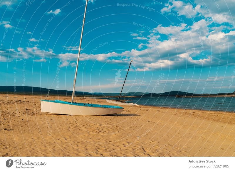 Schiff an der Sandküste Wasserfahrzeug See Küste Sommer Strand blau Natur Landschaft Ferien & Urlaub & Reisen Horizont ruhig Gefäße Aussicht ländlich Tradition