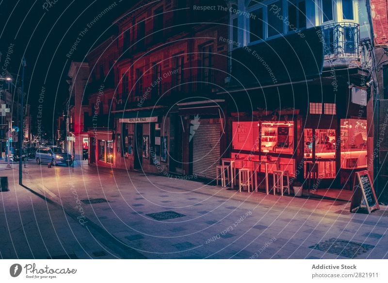 Leere Straße bei Nacht dunkel Stadt kaufen Licht Großstadt Gebäude Architektur Gasse Asphalt Ferien & Urlaub & Reisen Abend Weg Dämmerung Menschenleer Revier