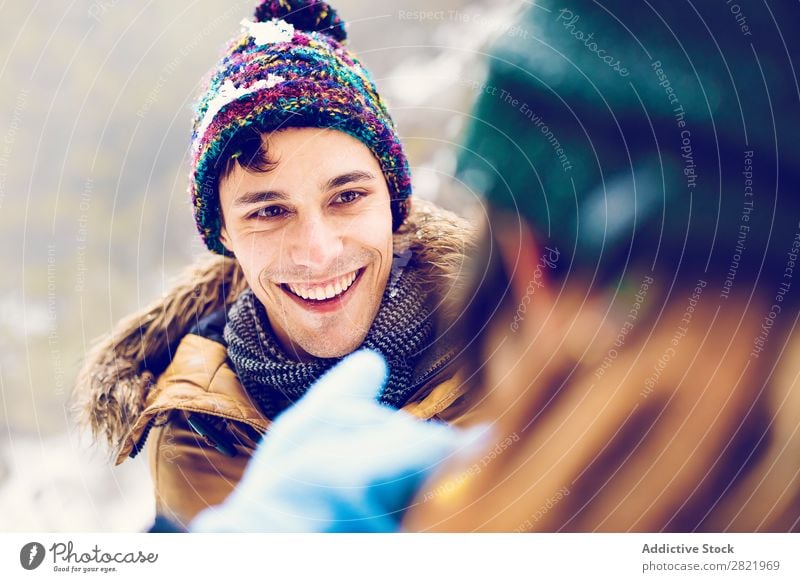 Freunde beim Schneeballspielen im Wald Mensch Freundschaft Schneebälle Spielen Werfen Spaß haben Entertainment Freizeit & Hobby Aktion Bewegung Winter Natur