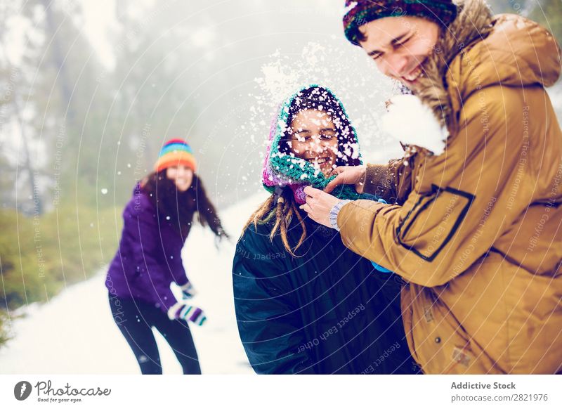 Freunde beim Schneeballspielen im Wald Mensch Freundschaft Schneebälle Spielen Werfen Spaß haben Entertainment Freizeit & Hobby Aktion Bewegung Winter Natur