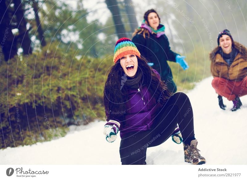 Freunde beim Schneeballspielen im Wald Mensch Freundschaft Schneebälle Spielen Werfen Spaß haben Entertainment Freizeit & Hobby Aktion Bewegung Winter Natur