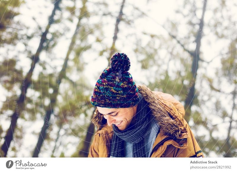 Mann spielt Schneebälle im Wald Spielen Spaß haben Entertainment Freizeit & Hobby Aktion Bewegung Winter Natur Außenaufnahme Ferien & Urlaub & Reisen