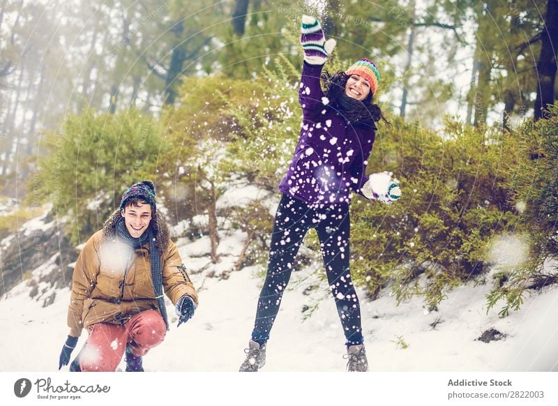 Freunde beim Schneeballspielen im Wald Mensch Freundschaft Schneebälle Spielen Werfen Spaß haben Entertainment Freizeit & Hobby Aktion Bewegung Winter Natur