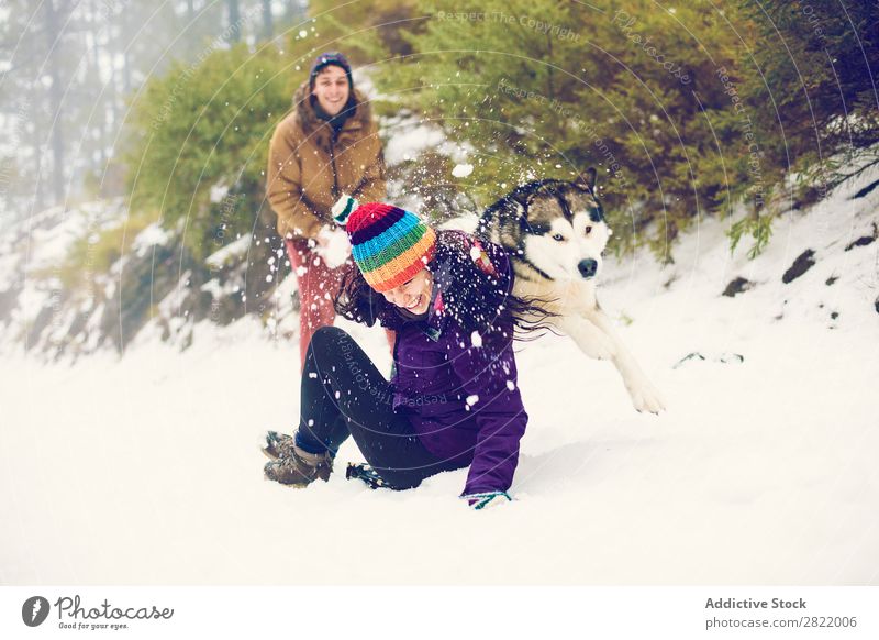 Freunde beim Schneeballspielen im Wald Mensch Freundschaft Schneebälle Spielen Werfen Spaß haben Entertainment Freizeit & Hobby Aktion Bewegung Winter Natur