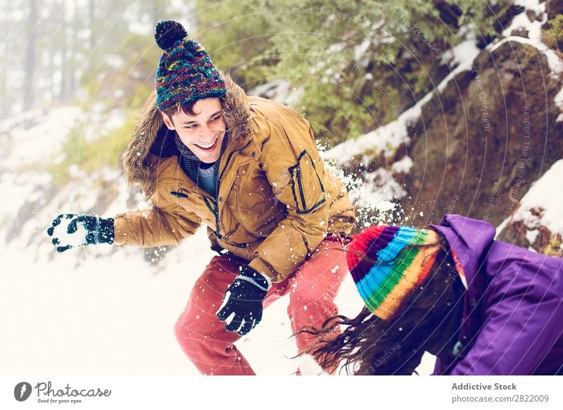 Freunde beim Schneeballspielen im Wald Mensch Freundschaft Schneebälle Spielen Werfen Spaß haben Entertainment Freizeit & Hobby Aktion Bewegung Winter Natur