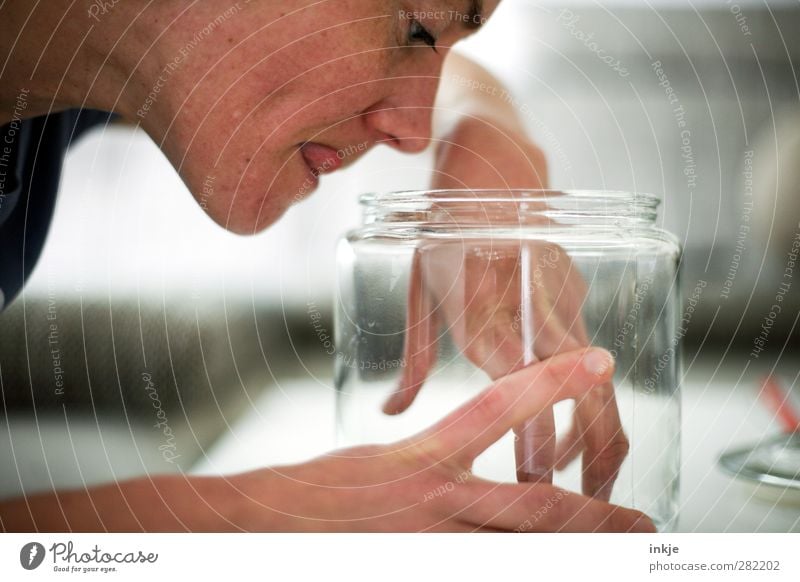 Lecker! Ernährung Süßwaren Glas Freizeit & Hobby Häusliches Leben Frau Erwachsene Gesicht Finger Zunge 1 Mensch Dose festhalten genießen lecker Gefühle