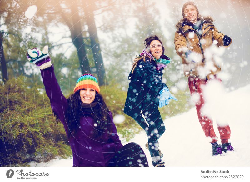 Freunde beim Schneeballspielen im Wald Mensch Freundschaft Schneebälle Spielen Werfen Spaß haben Entertainment Freizeit & Hobby Aktion Bewegung Winter Natur