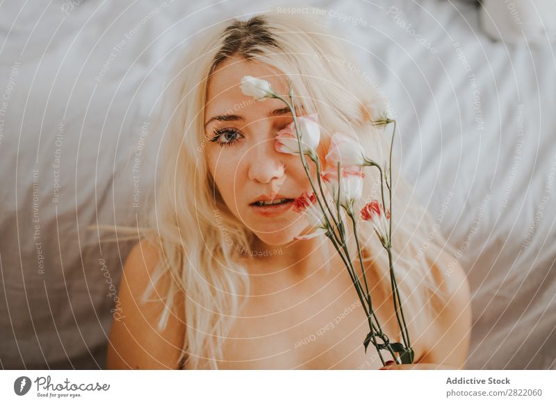 Sinnliche Frau mit Rosen auf dem Bett liegend hübsch lügen Blume attraktiv heiß verführerisch Glück schön Jugendliche Beautyfotografie Lifestyle niedlich