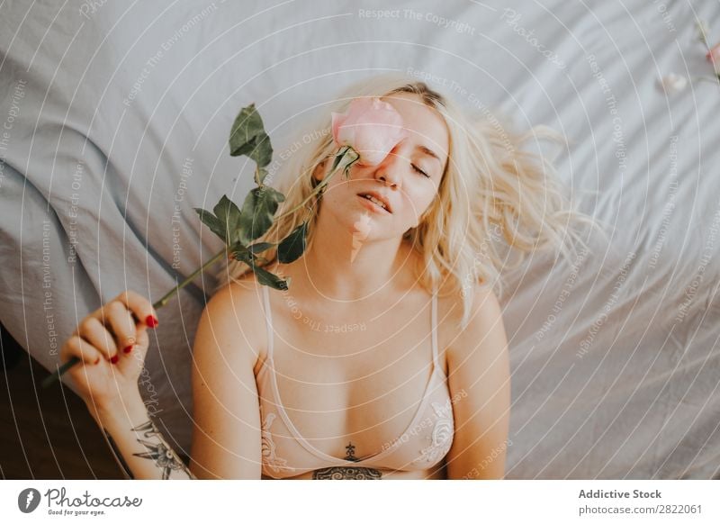 Sinnliche Frau mit Rosen auf dem Bett liegend hübsch lügen Blume attraktiv heiß verführerisch Glück schön Jugendliche Beautyfotografie Lifestyle niedlich