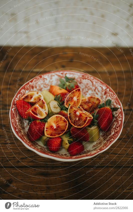 Schale mit verschiedenen Früchten Teller Frucht Sortiment Orange rot Erdbeeren Banane Teile Gesundheit Lebensmittel frisch Diät Frühstück Dessert mehrfarbig