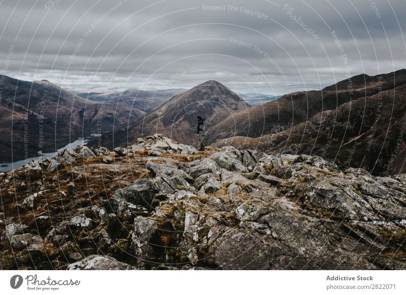 Reisender steht auf einem Hügel Tourist Klippe stehen Berge u. Gebirge Felsen wandern Ferien & Urlaub & Reisen Gipfel Abenteuer Trekking Top extrem Freiheit