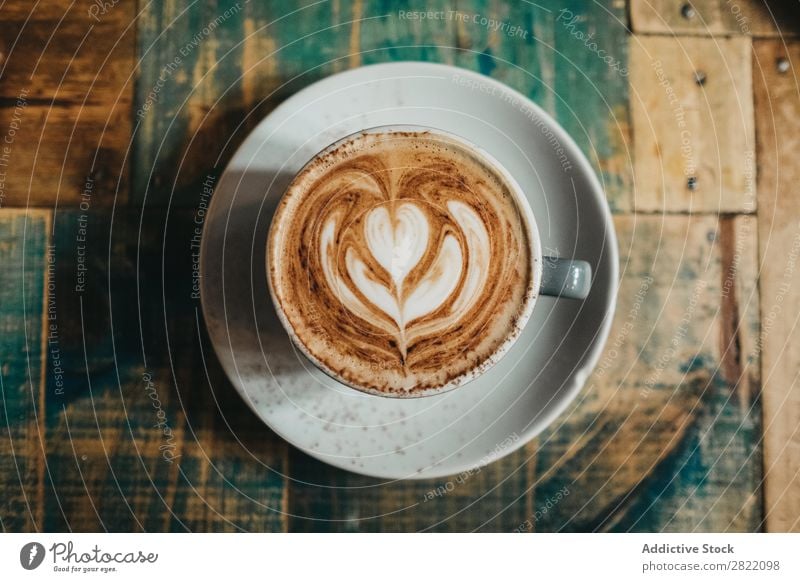 Tasse Latte mit Blume Kaffee Tisch trinken heiß braun Schaum Café Cappuccino Frühstück Becher Keramik blau Getränk Lebensmittel frisch Kunst Untertasse Holz