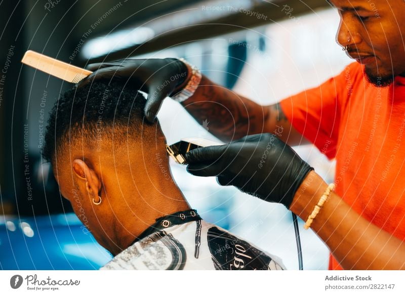 Friseur mit Pflegemaschine Friseursalon Kunde Haarkleid Behaarung Salon schwarz Mann Jugendliche Klient Haare schneiden Haare & Frisuren Fürsorge professionell