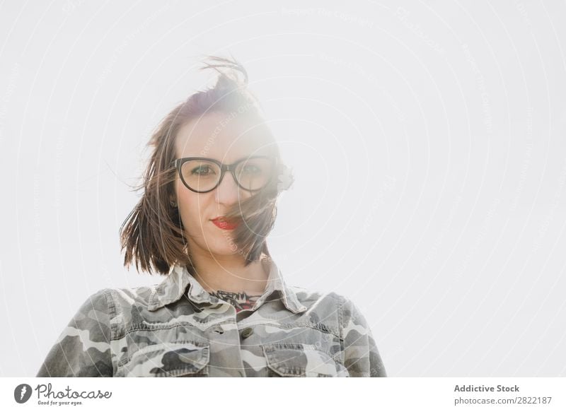 Nachdenkliche Frau mit Brille Stil Natur Himmel grau Brillenträger stehen besinnlich attraktiv schön Jugendliche Mode Schickimicki hübsch Coolness