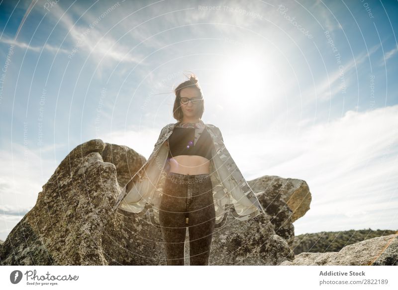 Nachdenkliche Frau mit Brille Stil Natur Himmel grau Brillenträger stehen besinnlich attraktiv schön Jugendliche Mode Schickimicki hübsch Coolness