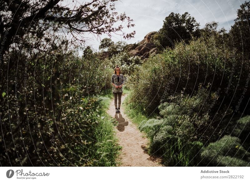 Attraktive Frau auf dem Weg in die Natur Stil grün Wege & Pfade stehen attraktiv schön Jugendliche Mode Schickimicki hübsch Coolness Beautyfotografie Porträt