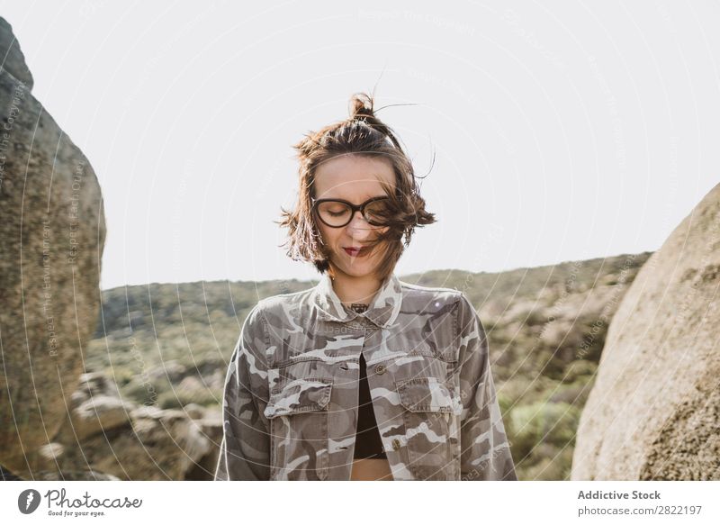 Hübsche junge Frau steht auf einer Klippe. Stil Natur Felsen Stein stehen Sonnenstrahlen Tag attraktiv schön Jugendliche Mode Schickimicki hübsch Coolness