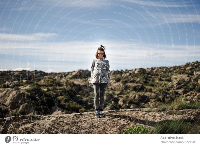 Hübsche junge Frau steht auf einer Klippe. Stil Natur Felsen Stein stehen Sonnenstrahlen Tag attraktiv schön Jugendliche Mode Schickimicki hübsch Coolness