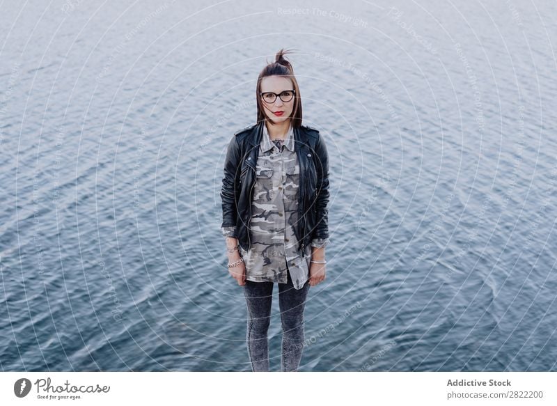 Stilvolle Frau, die auf ruhiger See steht. Natur Meer blau stehen Börde Klippe friedlich attraktiv schön Jugendliche Mode Schickimicki hübsch Coolness