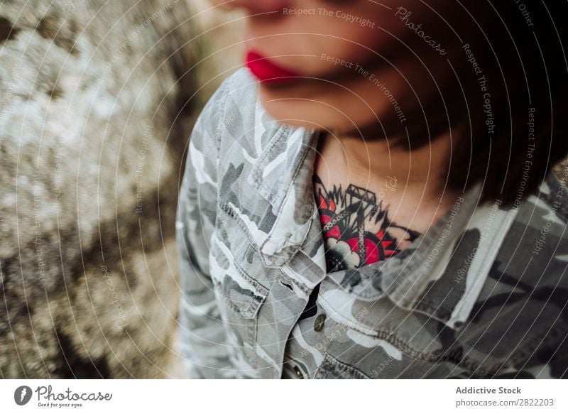 Frau in Gläsern, die auf Steinen posiert. Stil Natur Felsen stehen Brillenträger attraktiv schön Jugendliche Mode Schickimicki hübsch Coolness Beautyfotografie