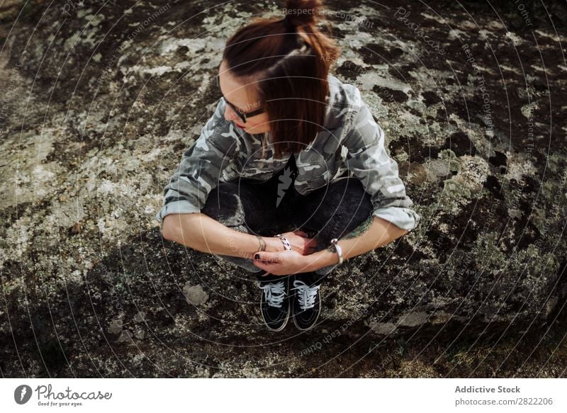 Frau in Gläsern, die auf Steinen posiert. Stil Natur Felsen Brillenträger attraktiv schön Jugendliche Mode Schickimicki hübsch Coolness Beautyfotografie Porträt