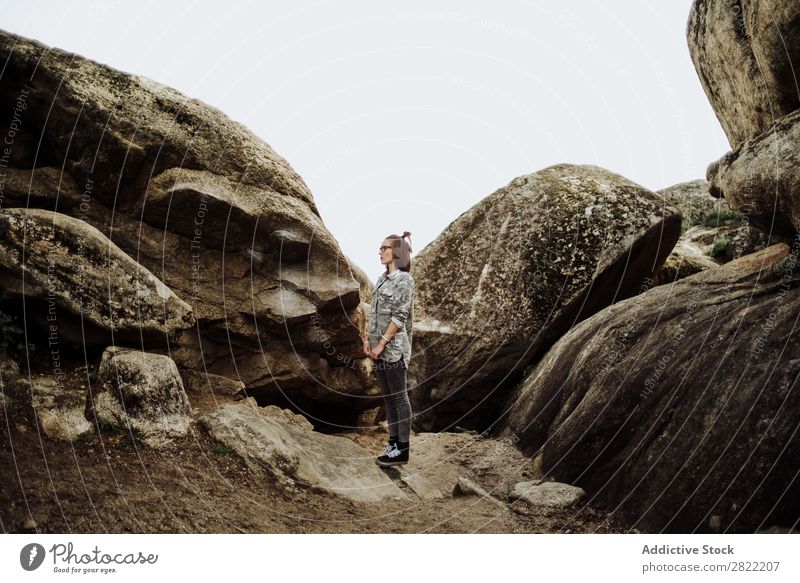 Frau in Gläsern, die auf Steinen posiert. Stil Natur Felsen stehen Brillenträger attraktiv schön Jugendliche Mode Schickimicki hübsch Coolness Beautyfotografie