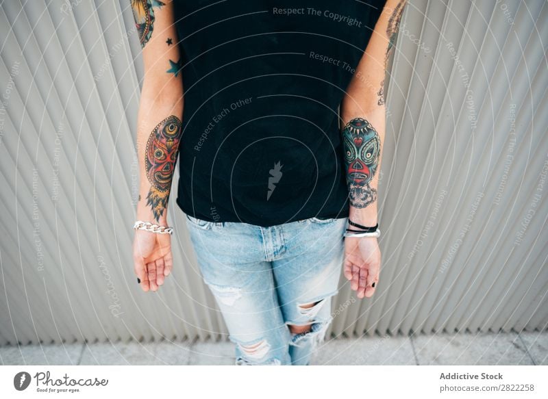 Crop stilvolle Frau an der Metallwand Stil Tattoo Straße schön Jugendliche Mode Schickimicki hübsch Coolness Beautyfotografie attraktiv Porträt Model Großstadt