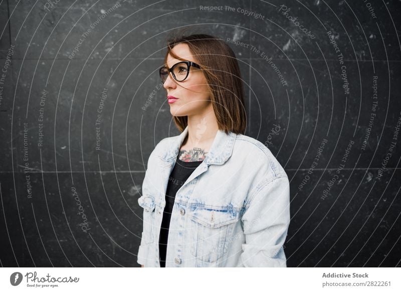 Lässige Frau mit Brille Stil Straße schön Brillenträger Jugendliche Wegsehen Mode Schickimicki hübsch Coolness Beautyfotografie attraktiv Porträt Model