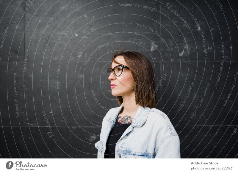 Lässige Frau mit Brille Stil Straße schön Brillenträger Jugendliche Wegsehen Mode Schickimicki hübsch Coolness Beautyfotografie attraktiv Porträt Model