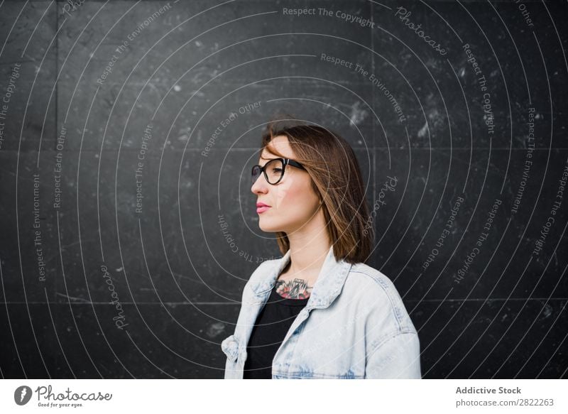 Lässige Frau mit Brille Stil Straße schön Brillenträger Jugendliche Wegsehen Mode Schickimicki hübsch Coolness Beautyfotografie attraktiv Porträt Model