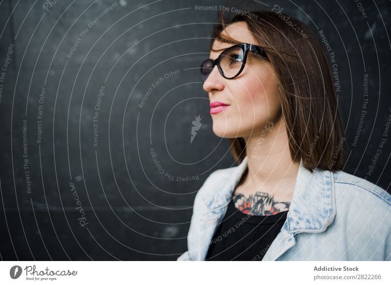 Lässige Frau mit Brille Stil Straße schön Brillenträger Jugendliche Wegsehen Mode Schickimicki hübsch Coolness Beautyfotografie attraktiv Porträt Model